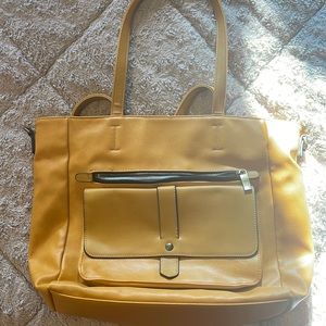 Purse with lots of pockets. In great condition.